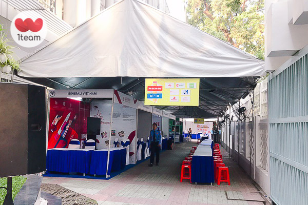 Gian hàng Ngày hội việc làm Career Fair 2019 UEH ĐH Kinh tế TP.HCM. Thi công, lắp đặt gian hàng tiêu chuẩn ngày hội việc làm Đại học Kinh tế TP.HCM. cho thuê backdrop gian hàng, thi công backdrop.