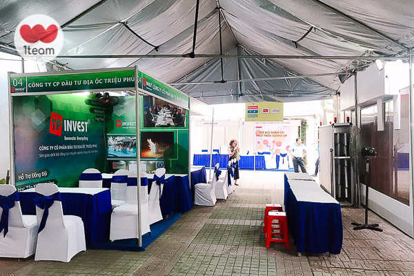 Gian hàng Ngày hội việc làm Career Fair 2019 UEH ĐH Kinh tế TP.HCM. Thi công, lắp đặt gian hàng tiêu chuẩn ngày hội việc làm Đại học Kinh tế TP.HCM. cho thuê backdrop gian hàng, thi công backdrop.