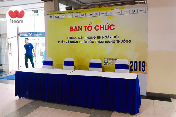 Gian hàng Ngày hội việc làm Career Fair 2019 UEH ĐH Kinh tế TP.HCM. Thi công, lắp đặt gian hàng tiêu chuẩn ngày hội việc làm Đại học Kinh tế TP.HCM. cho thuê backdrop gian hàng, thi công backdrop.