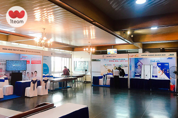 Gian hàng Ngày hội việc làm Career Fair 2019 UEH ĐH Kinh tế TP.HCM. Thi công, lắp đặt gian hàng tiêu chuẩn ngày hội việc làm Đại học Kinh tế TP.HCM. cho thuê backdrop gian hàng, thi công backdrop.